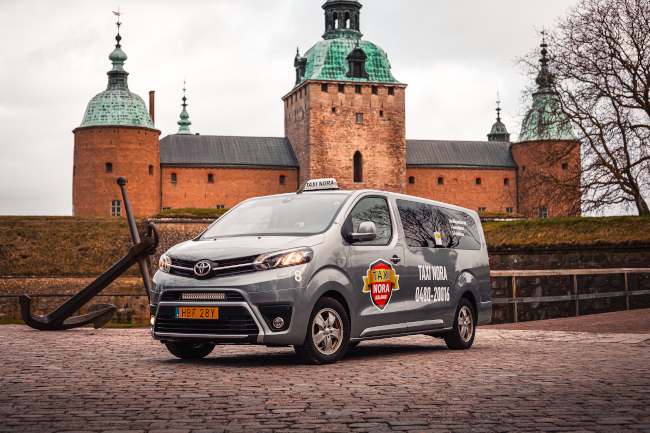 Toyota minibuss med plats för 8 passagerare hos Taxi Nora i Kalmar