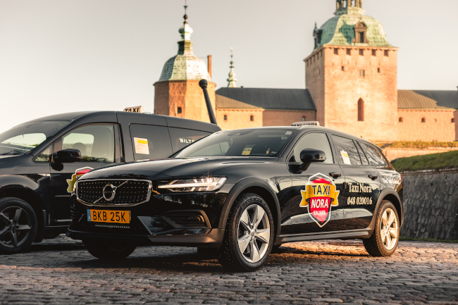 Volvo V60 taxibil med plats för 4 passagerare hos Taxi Nora i Kalmar